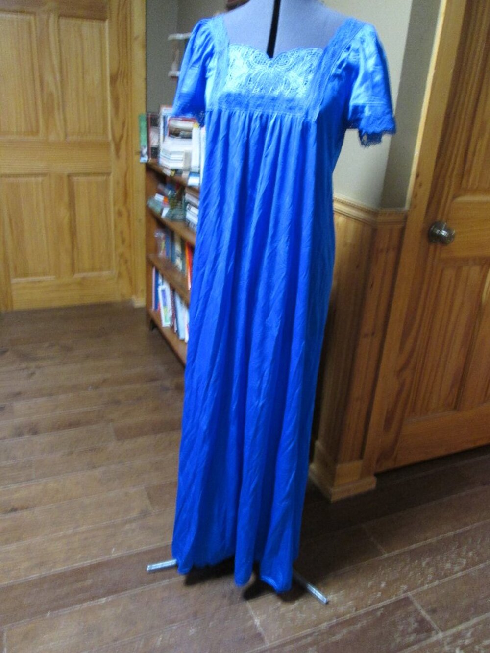 vtg Nikki of New York flowing glam blue nightgown S lace trim flutter sleeves